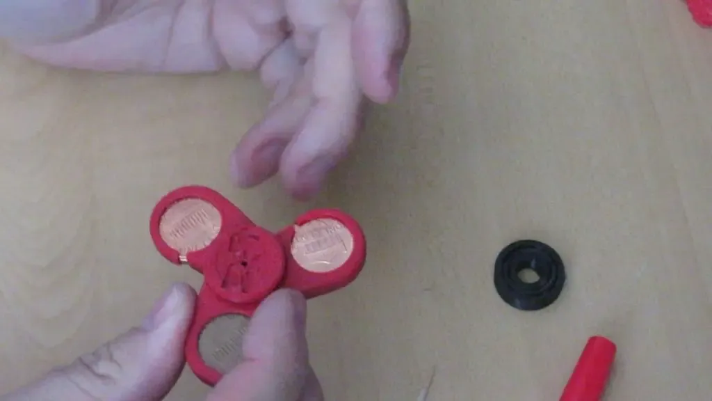 内置轴承的3D打印硬币指尖陀螺