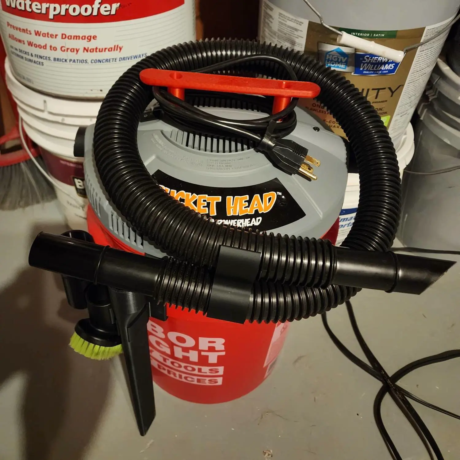 Bucket head vaccuum accessories holder and accesories.