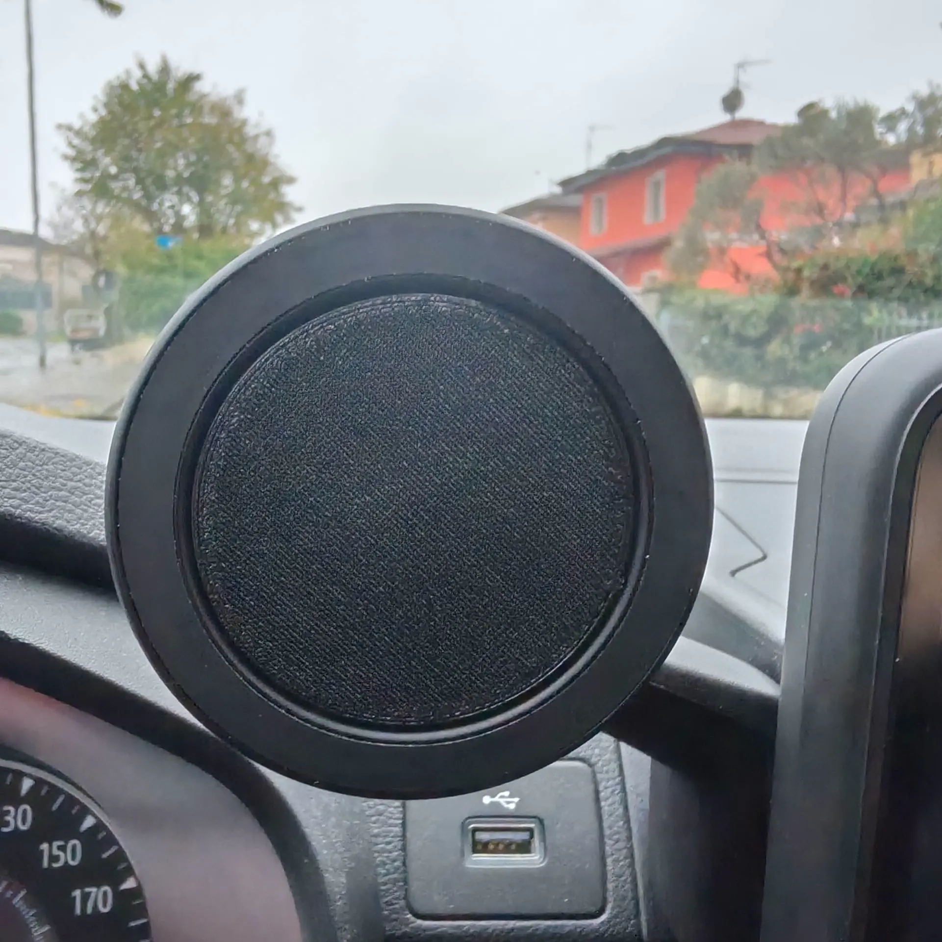 Circular magnetic holder  for smartphone on DACIA cars
