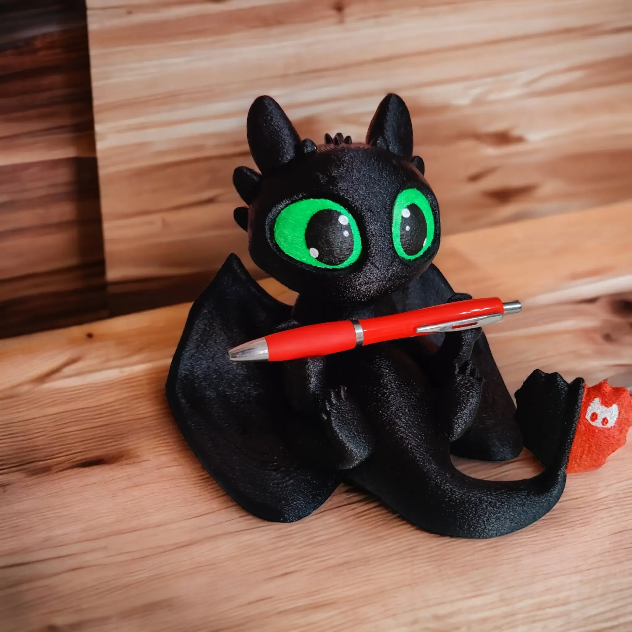 TOOTHLESS PEN HOLDER ( SUPPORT FREE )