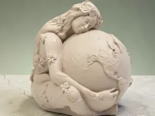 Escultura "Mãe Terra: O Abraço Vital"