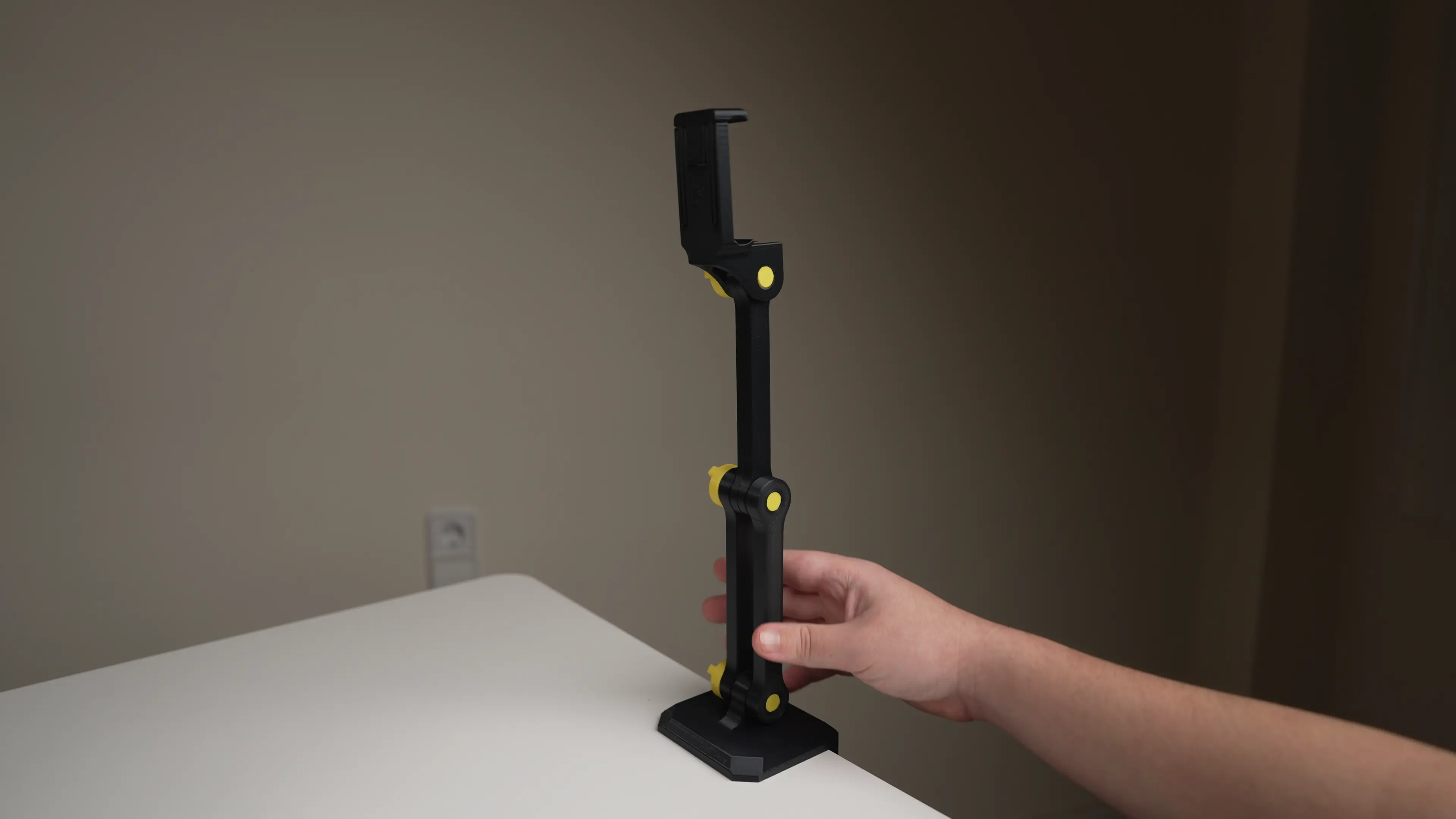 ELEGANT MINIMALIST TRIPOD FOR TABLE