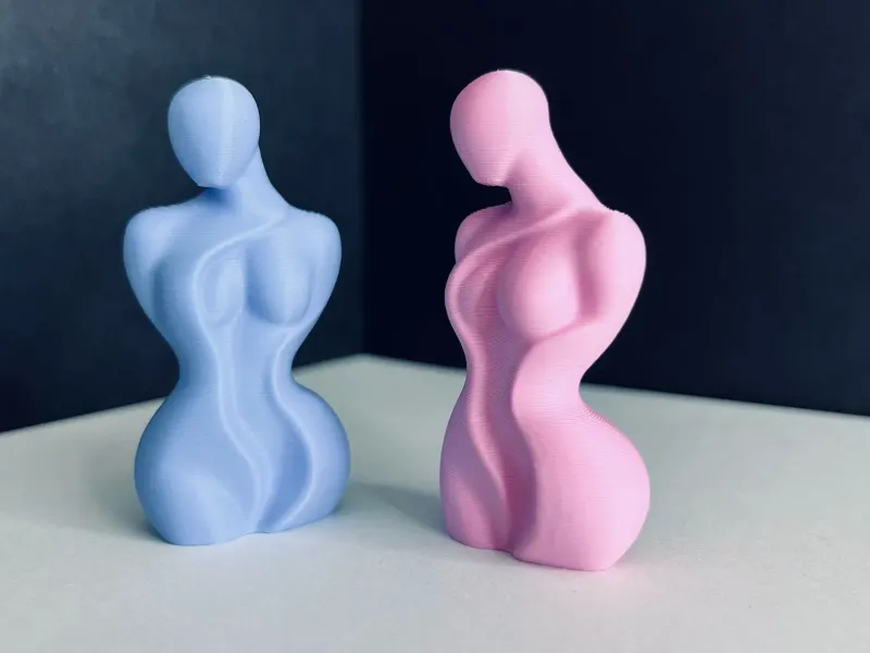 Sierlijk vrouwenbeeld curvy meisje tafel display