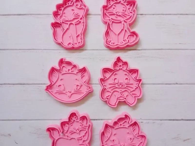 GATA MARIE CORTANTE DE GALLETAS