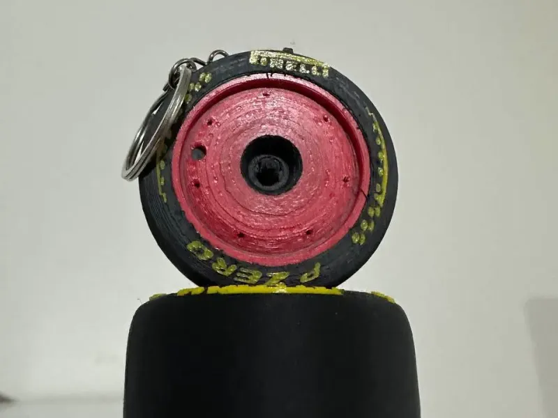 Schlüsselanhänger F1 2026 Pirelli Reifen - Satz Mischungen SOFT/MED