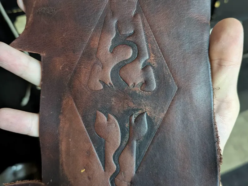 Plantillas de sello de cuero con logo de dragón de Skyrim — Tamaños de 2″ y 6″