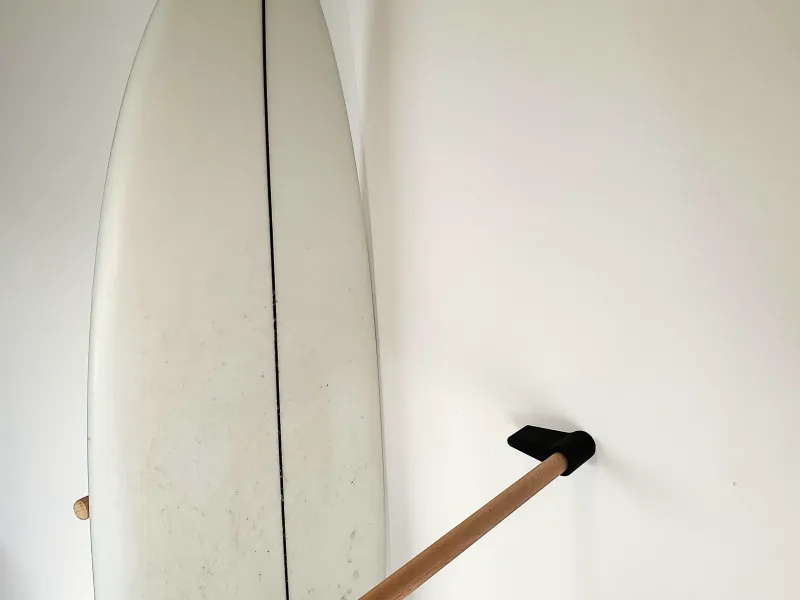 Soporte de Pared Minimalista para Tablas (Surf, SUP, Wing, Esquí y más)