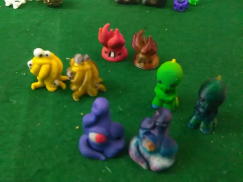 Tam renkli, çok malzemeli veya tek renkli Chibi Cthulhu