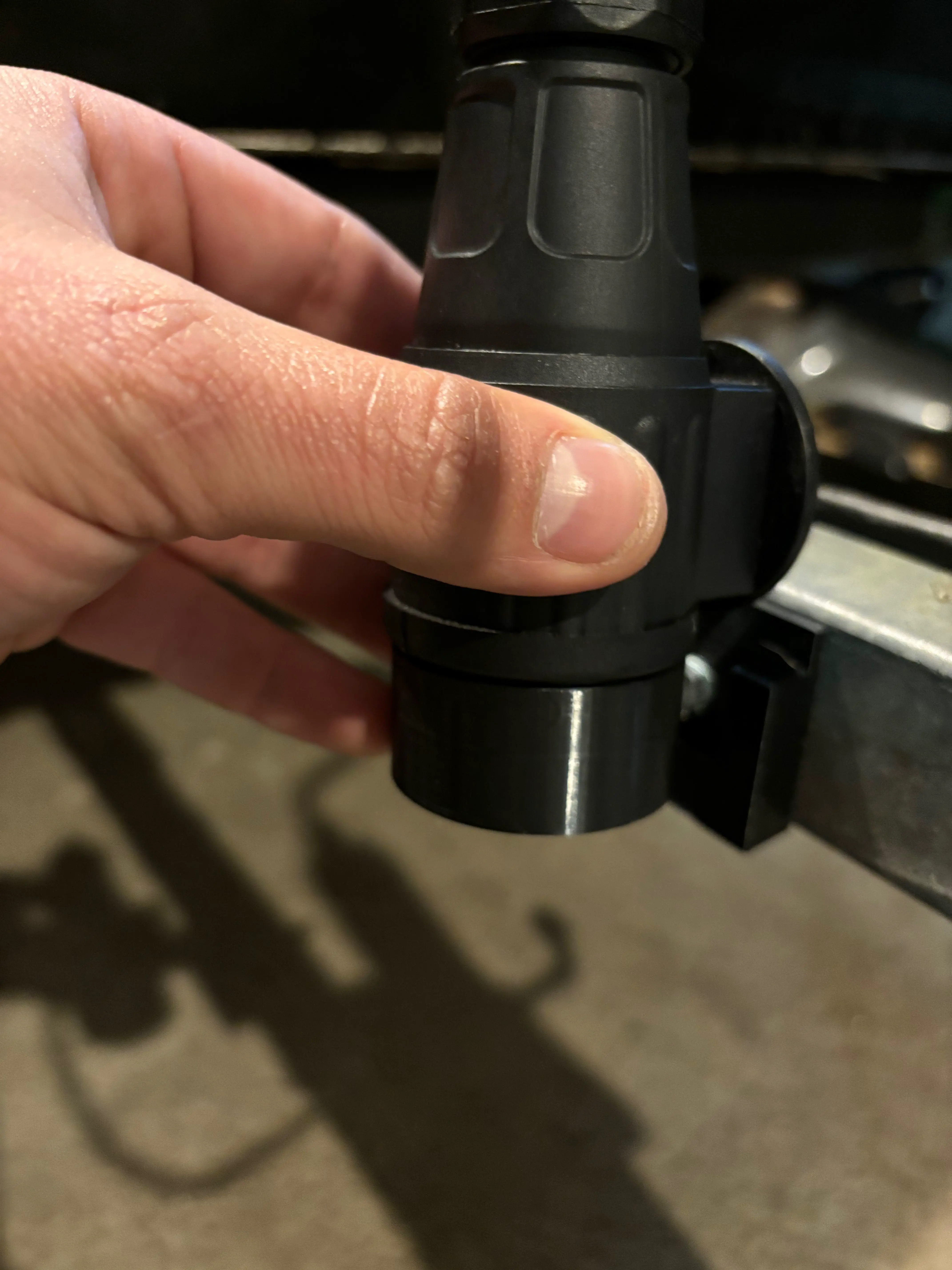 befestigung 13-poliger Stecker Anhänger
