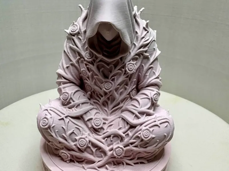 Le Moine Enlacé de Roses