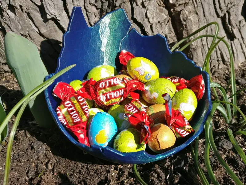 Cracked egg shell for candy or storage