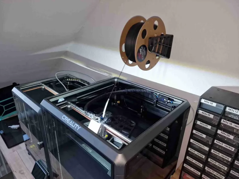 suport super cool pentru role de filament pentru perete, role de maxim 1 kg!