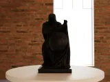 Uomo che copre l'Orbe-4