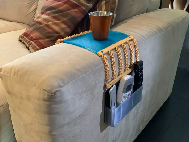 Soporte para mando a distancia con bandeja en el reposabrazos