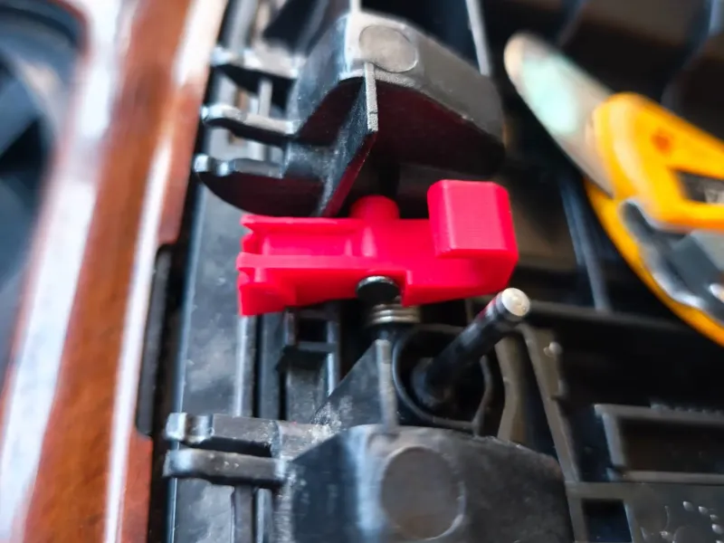 VW TOUAREG 7L armrest latch
