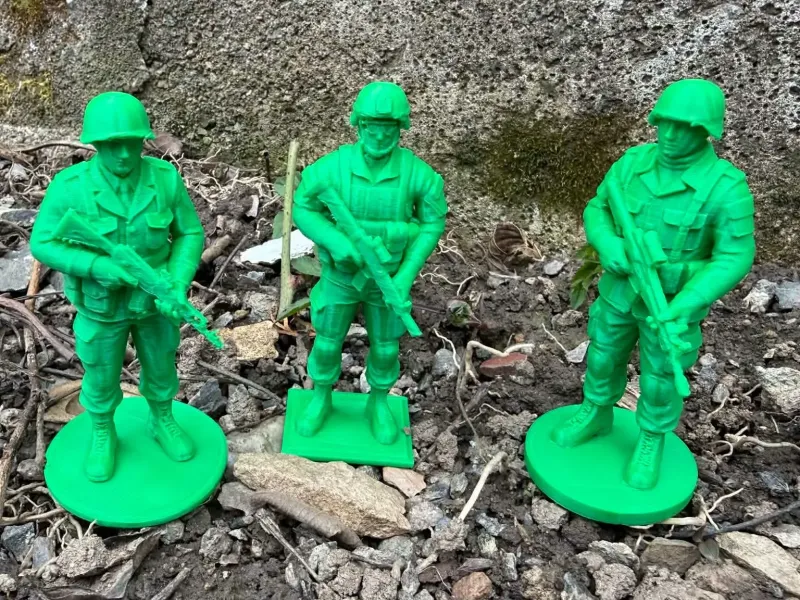 Soldats sur un piédestal