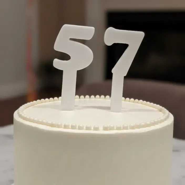 Topo de bolo de aniversário número 57