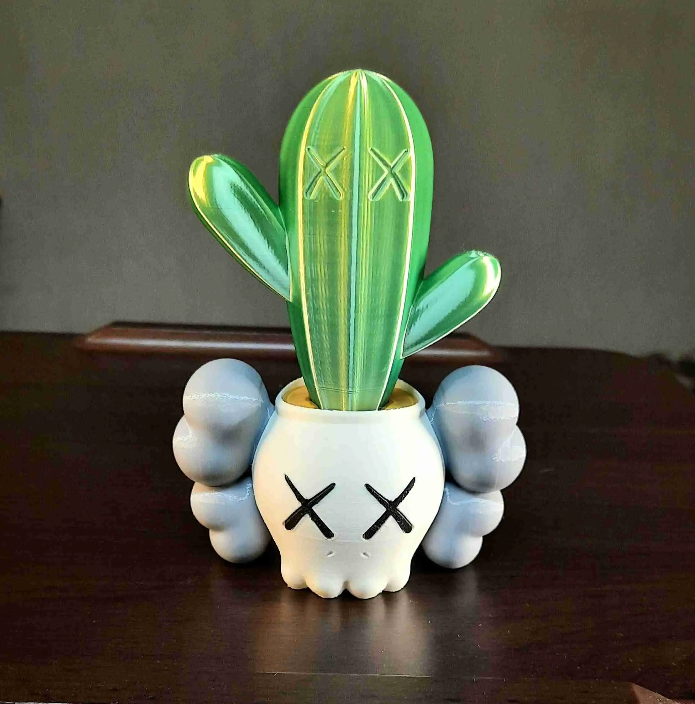 KAWS PFLANZGEFÄSS MIT KAKTUS (NACH FARBEN GETRENNT)