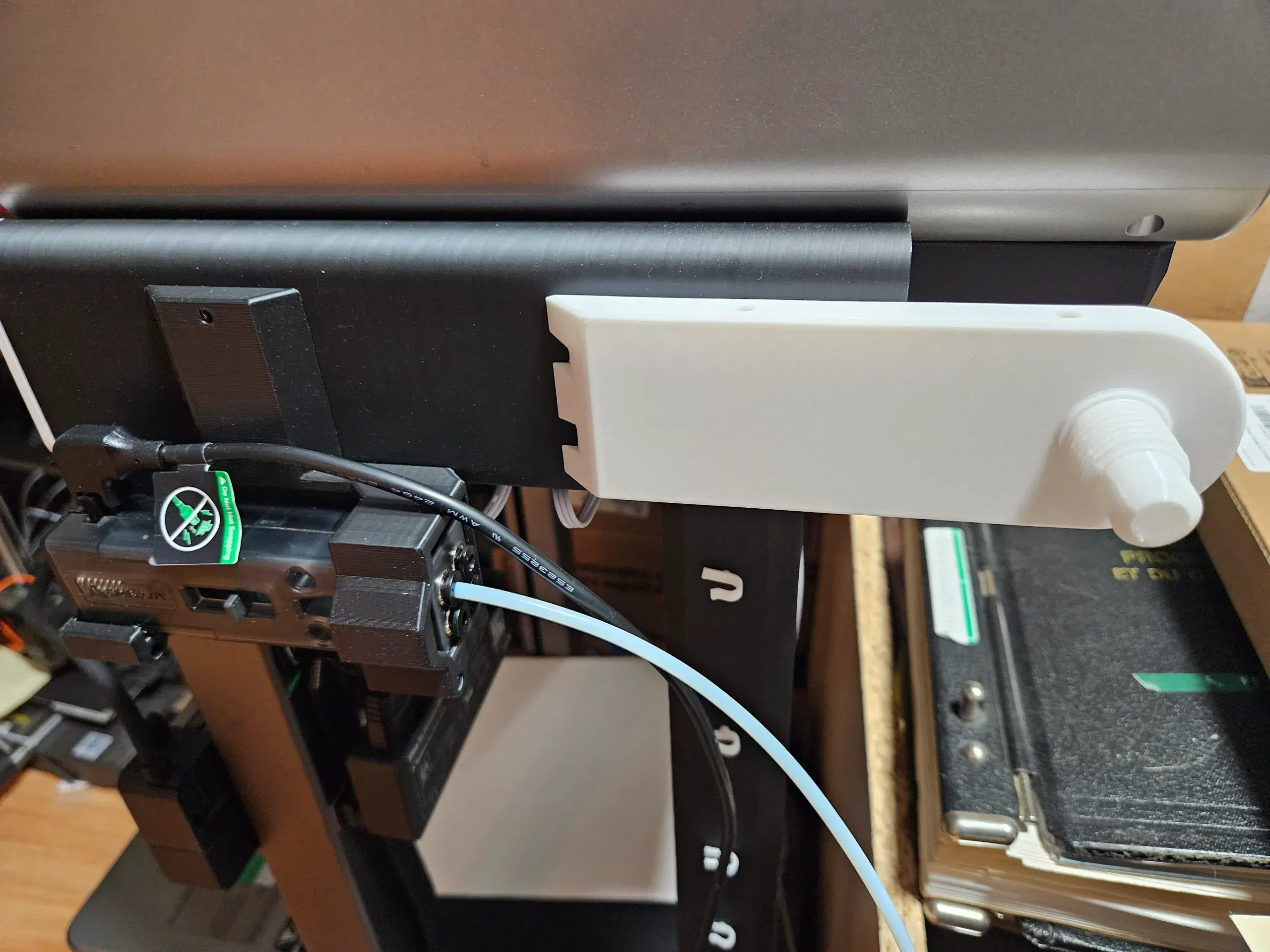 Interchangeable rear spool holder for CFS Hi overhead