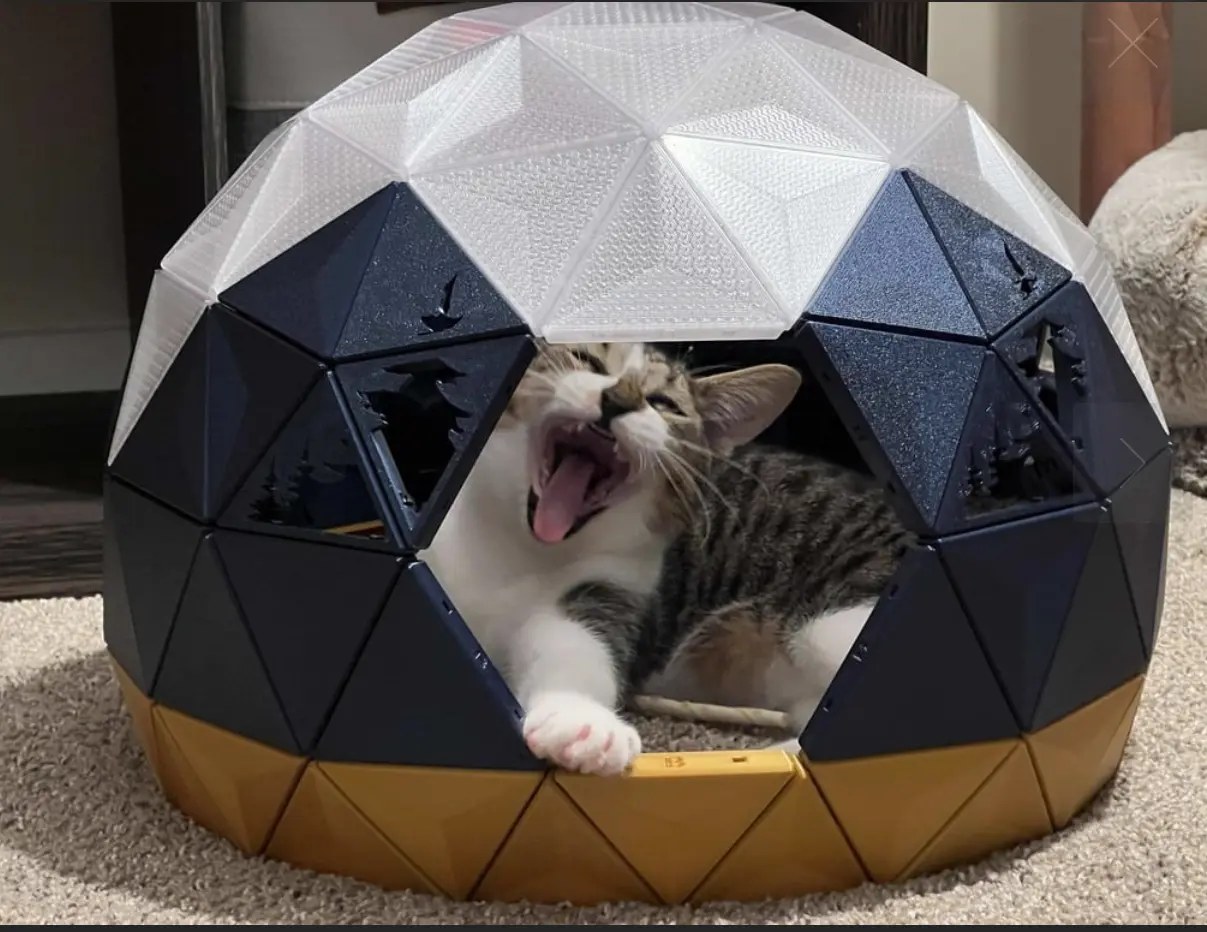 Casa para gatos com cúpula geodésica - Recortes de pinheiros