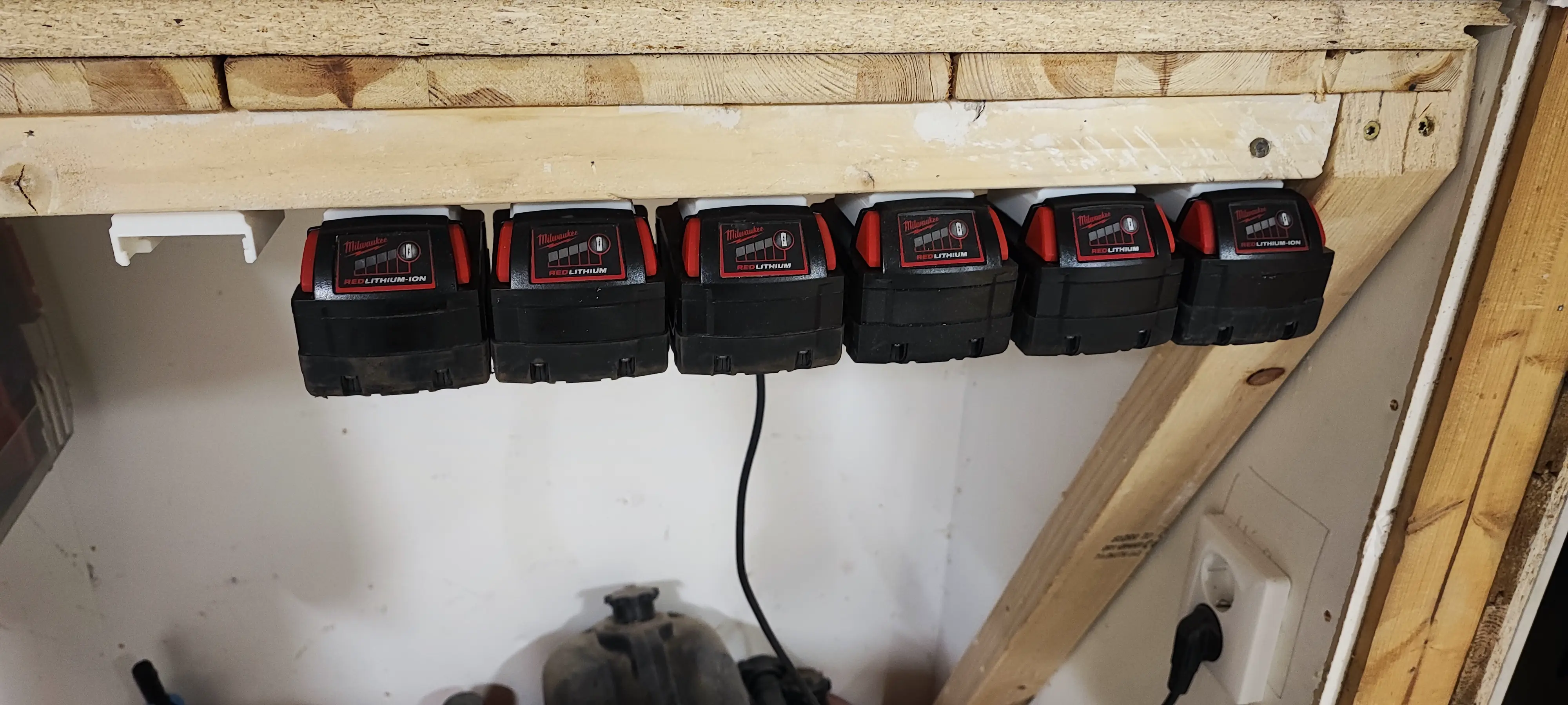 Milwuakee battery holder M18