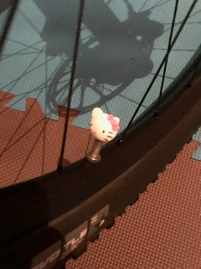 Tampa de válvula Hello Kitty