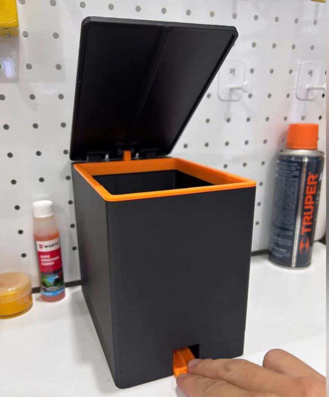 Small trash can with lid and pedal