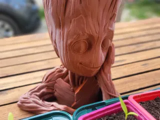 Groot planter with drain hole