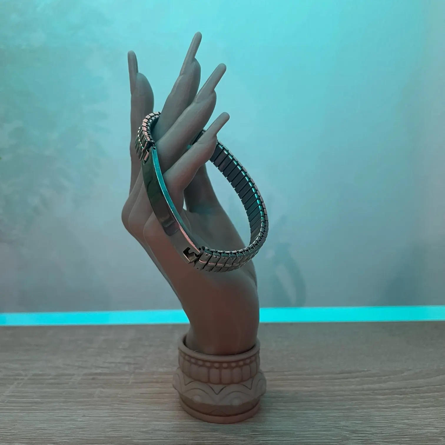 BRACELET HAND DISPLAY
