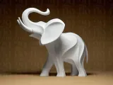 Elefante con proboscide alzata-4