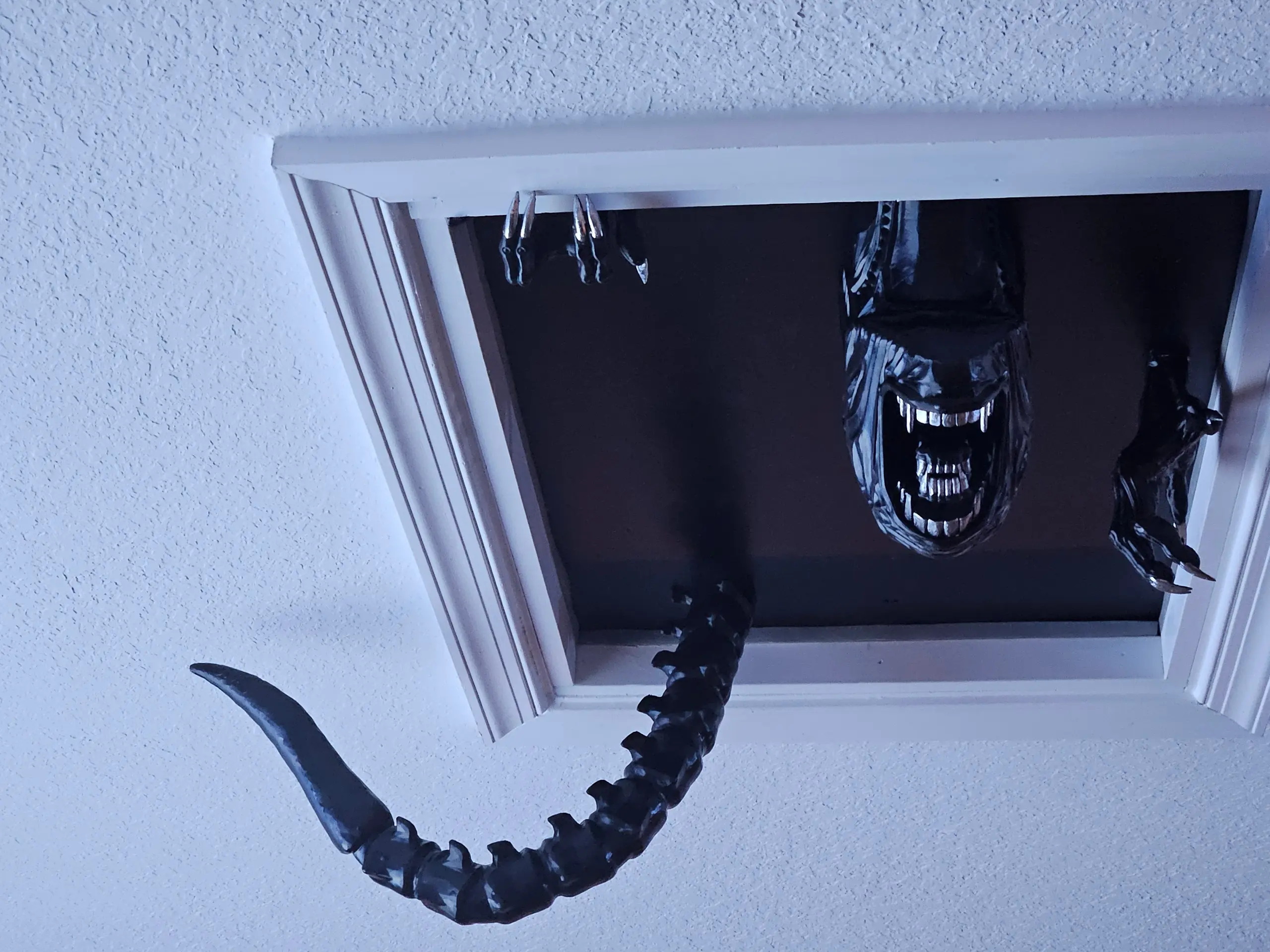 Xenomorph Ceiling Horror: 3D Alien Model Sci Fi Decor