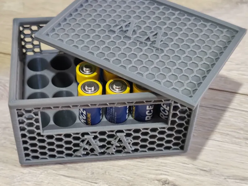 Grote doos met deksel voor 24 AA-batterijen