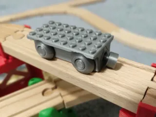 Brio wagon adapter with classic brick pins