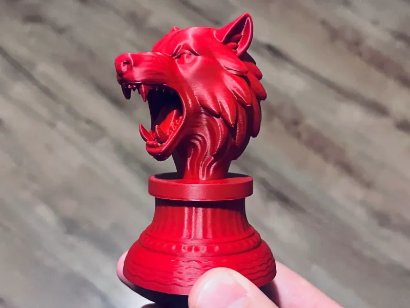 Escultura en miniatura de cabeza de lobo con base