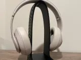 Textured Minimalist Headphone Stand-1