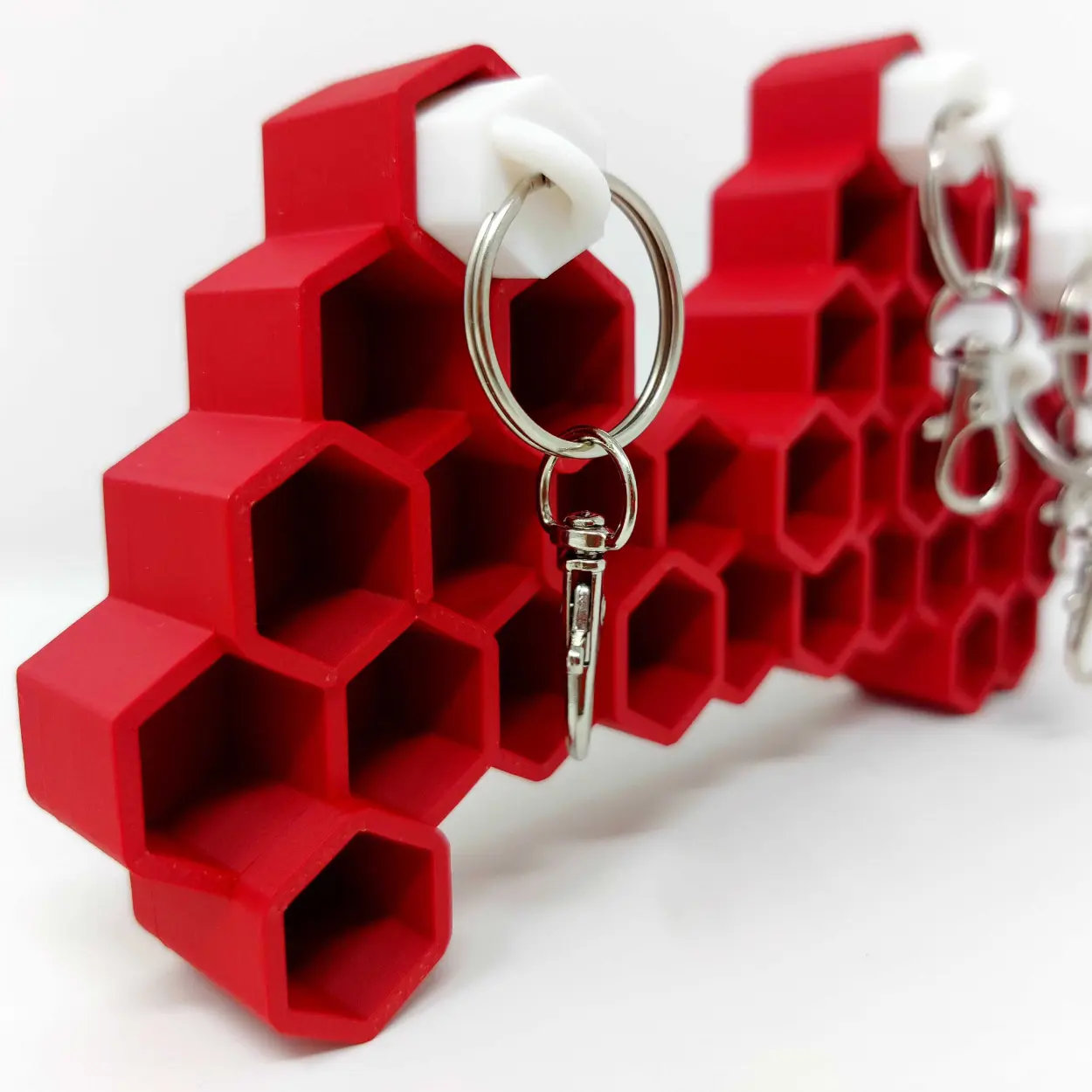 WALL-MOUNTED HONEYCOMB KEY ORGANIZER WITH STYLISH KEYCHAIN