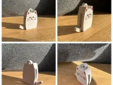 Cat with dangling tail-6