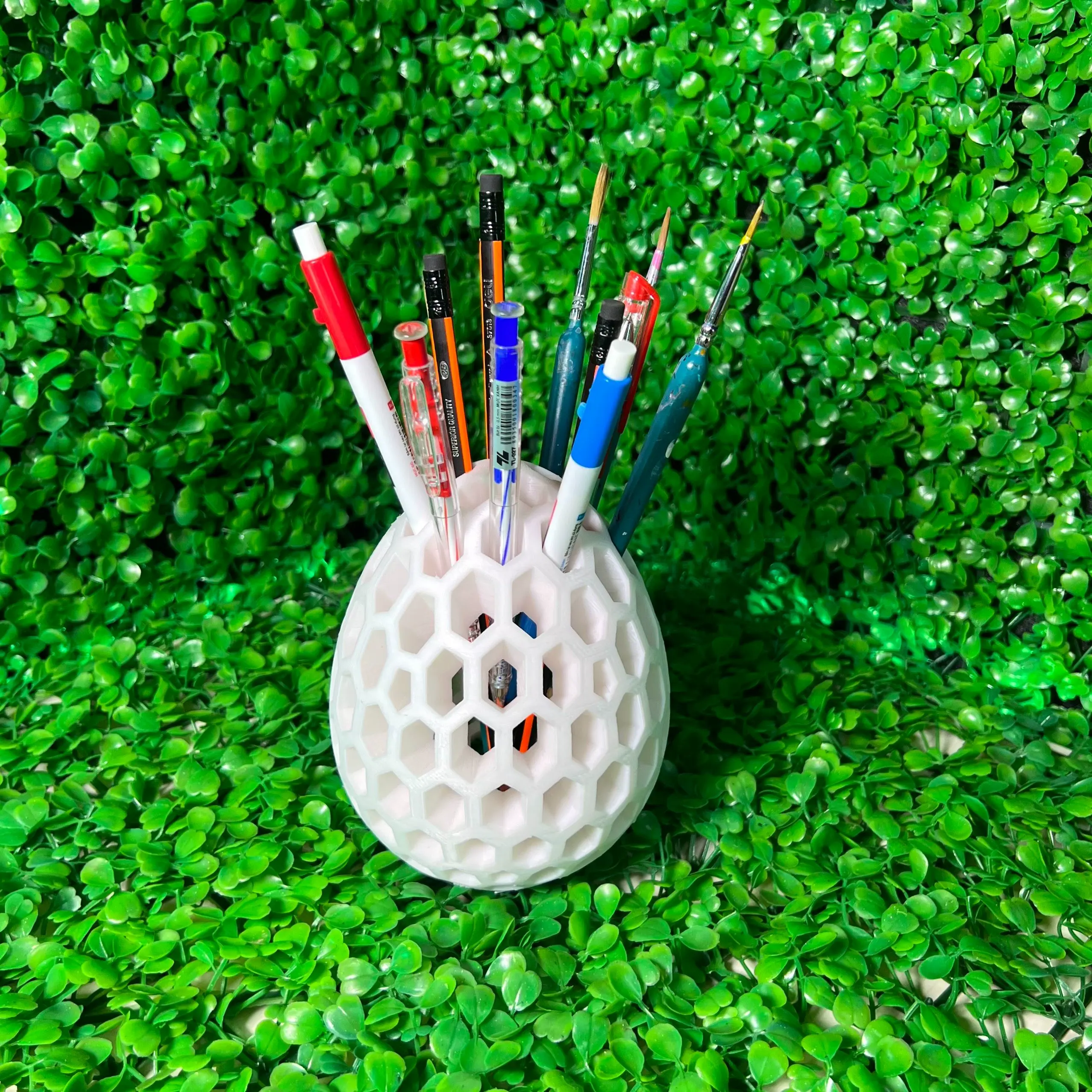 AIRLESS EASTER EGG PEN HOLDER