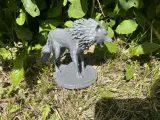 Wolf auf einem kreisrunden Sockel-2