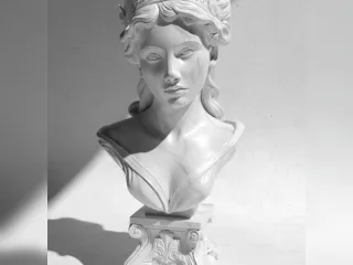 PRETTY WOMAN BUST STATUE.