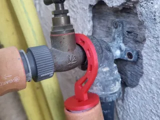 Quick Hose Connector Holder