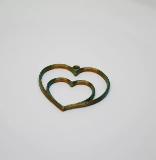 Decorazione a doppio cuore con anello per una variante del ciondolo