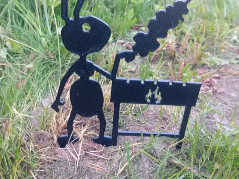 Garden figure of an ant roasting meat