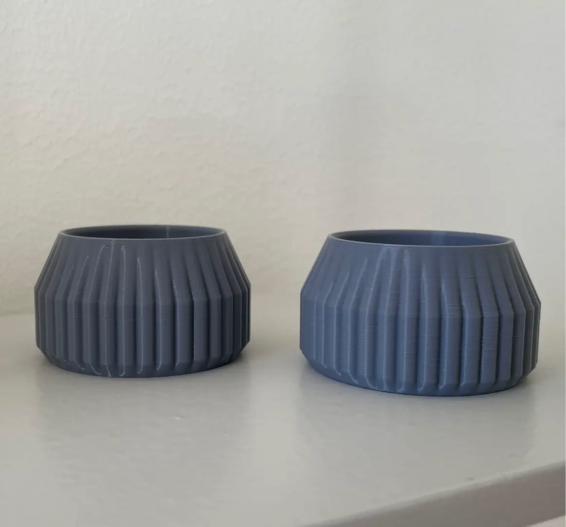 Candle holder with vertical lines