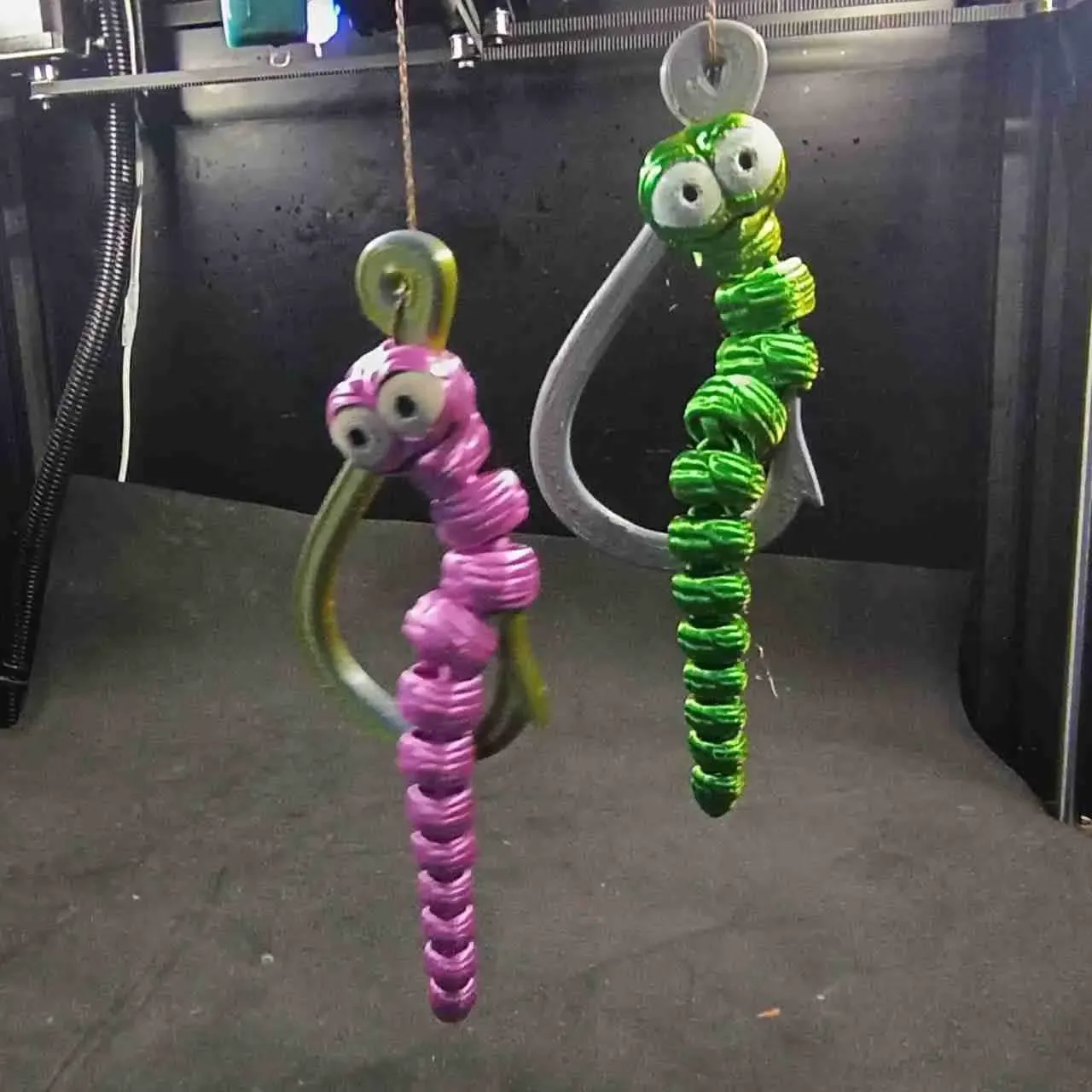CUTE FLEXI PRINT-IN-PLACE WORM ON HOOK