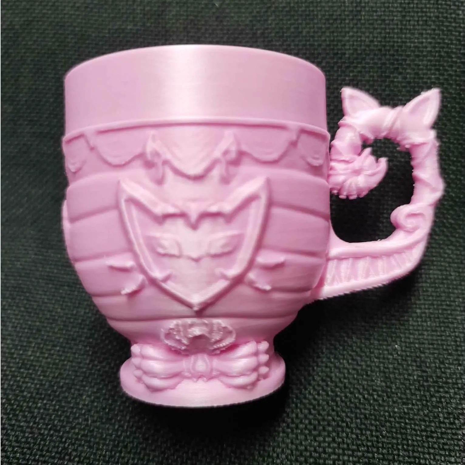 Regal Cat Crest Mug with Bow Base and Elegant Handle