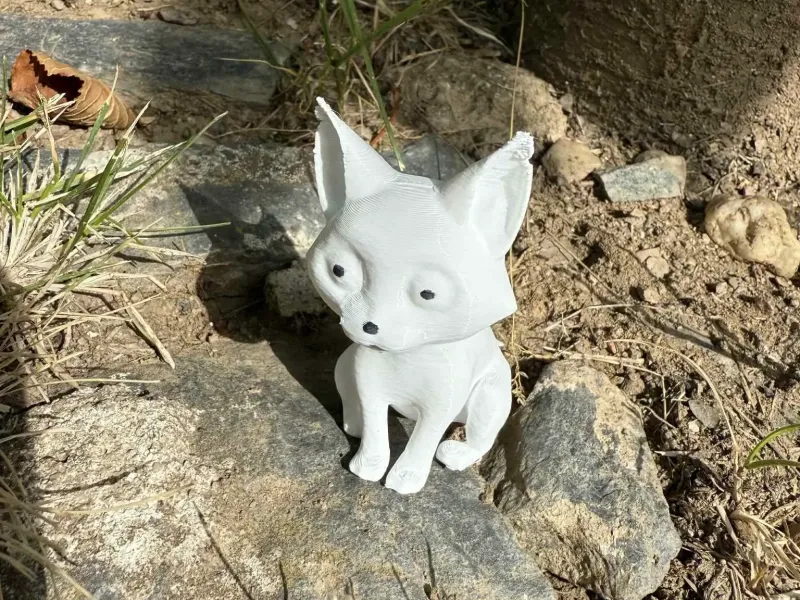 Gato fofo/assustador sentado