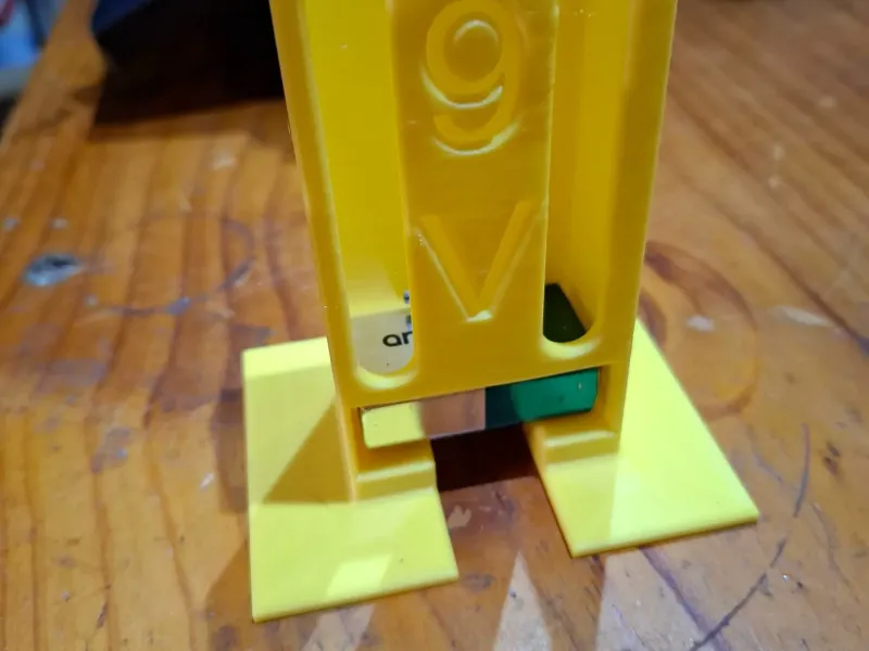Simple 9V batteries holder
