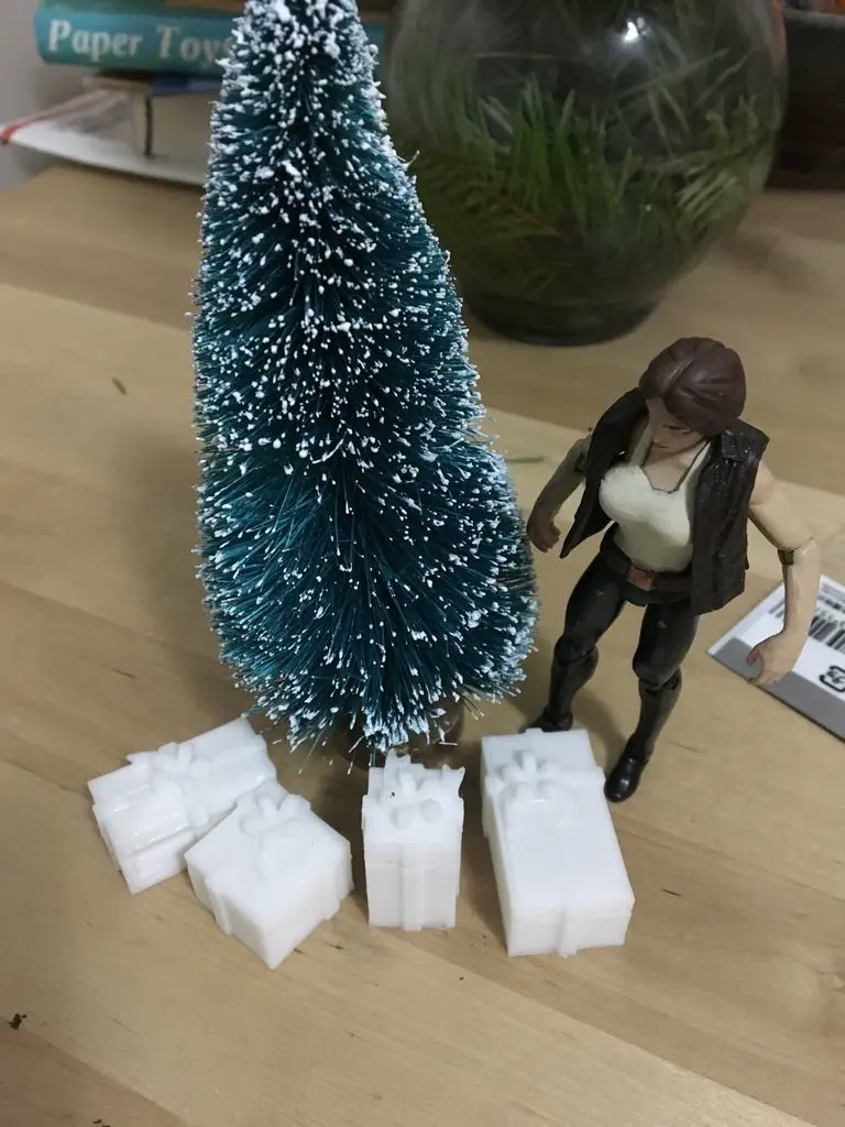 Holiday Present Box (1:18 scale)