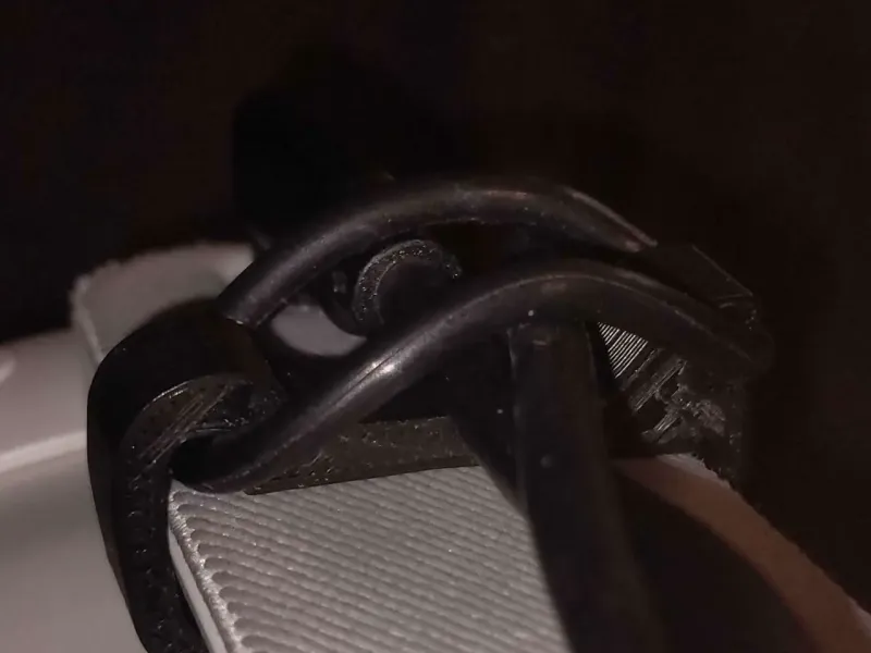 quest 3 cable hook latched